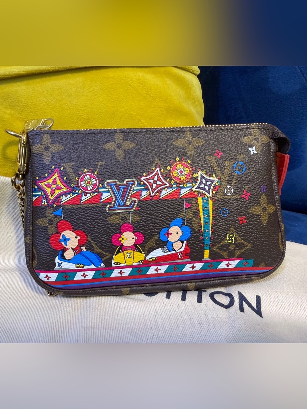 Louis Vuitton Monogram 2020 Christmas Animation Pochette
